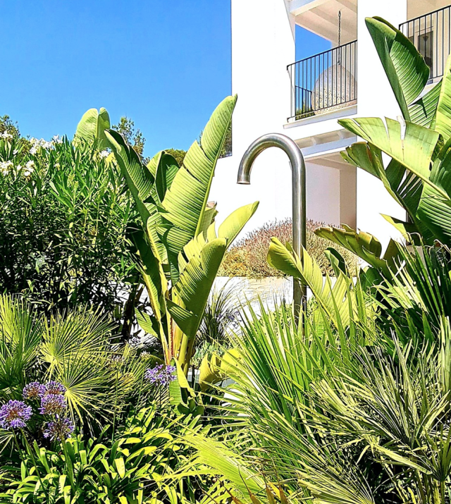 Resa estates villa es cubells frutal summer luxury shower ext.png